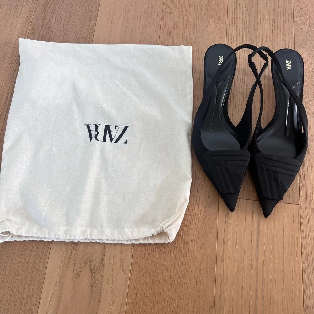 Zara Black Pointed Slingback Heels with Pleated Detail - Picture 2 of 6